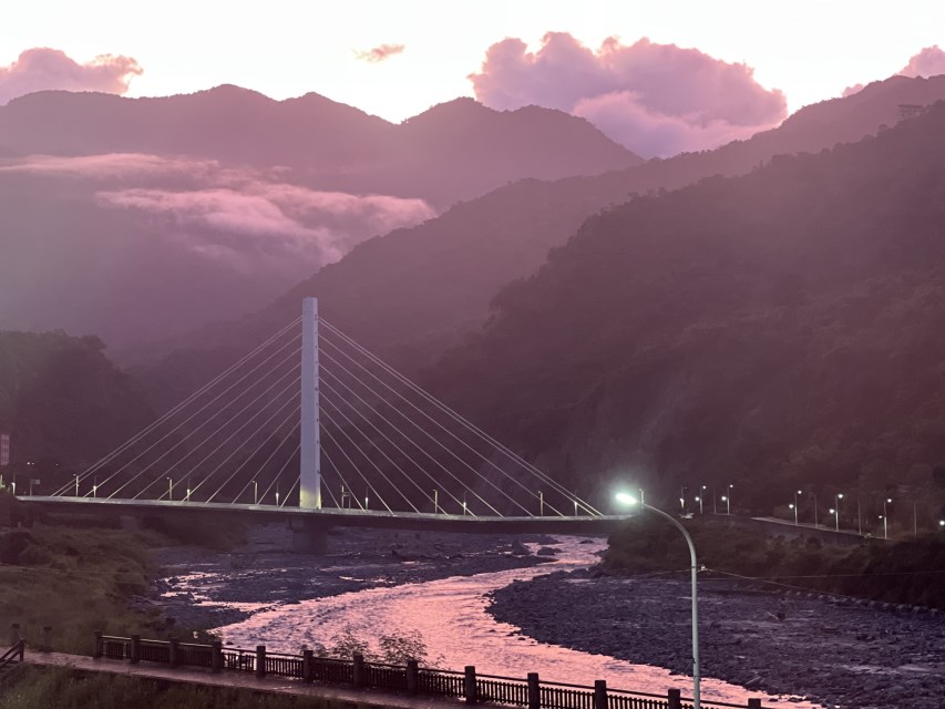 知本溪谷兩岸山林與溪水構築出獨有的自然舞台。（台東縣政府提供）