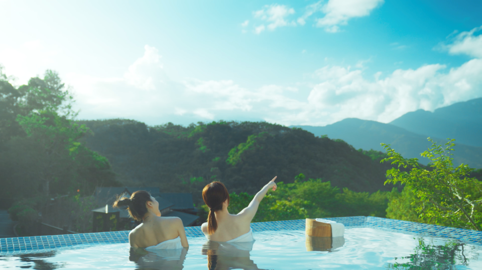 中央山脈的雲海成為最美的背景（花蓮縣政府提供）