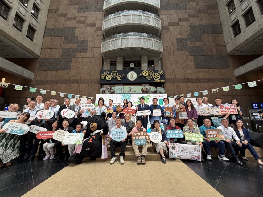 2.觀光署副署長黃荷婷偕各貴賓共同揭幕，宣告台灣好湯正式啟動