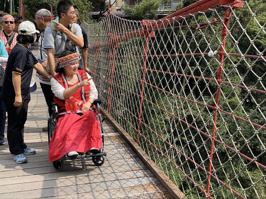 無障礙旅行社創辦人鄭淑勻於捎來吊橋欣賞大甲溪風景